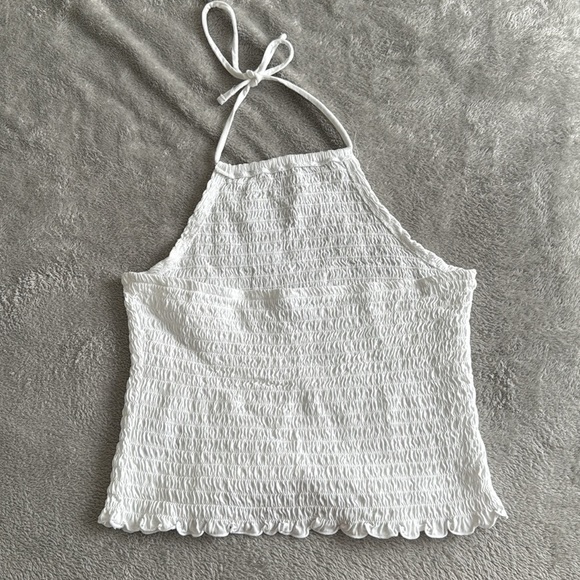 Women’s Old Navy White Sleeveless Smocked Crop Top - Picture 5 of 5